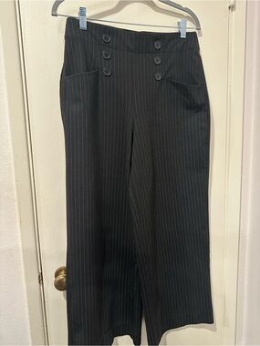 Max Studio Women’s Black Pinstripe Wide-Leg Pants. Great for work or fun. Size M